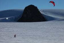 6-Learning-to-kite-ski-by-the-nunatak-mountain2